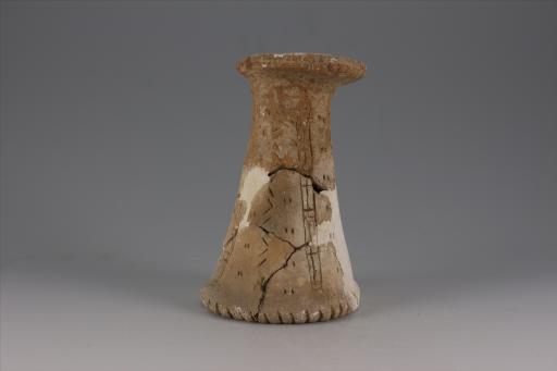 新石器时代大溪文化弧顶喇叭形底刻划短条纹夹砂红陶支座