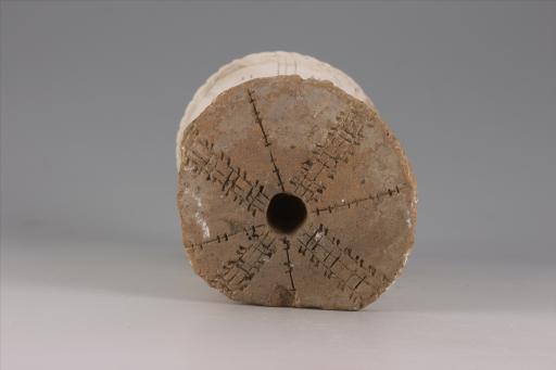 新石器时代大溪文化弧顶喇叭形底刻划短条纹夹砂红陶支座