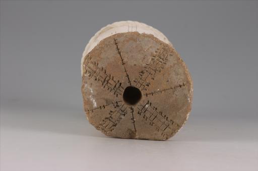 新石器时代大溪文化弧顶喇叭形底刻划短条纹夹砂红陶支座