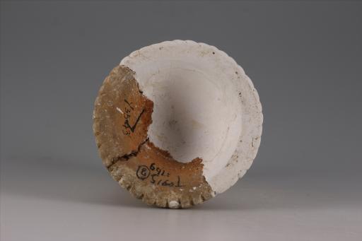 新石器时代大溪文化弧顶喇叭形底刻划短条纹夹砂红陶支座