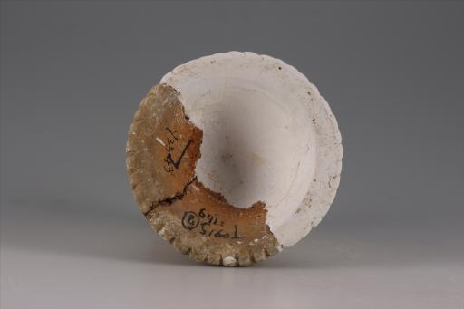 新石器时代大溪文化弧顶喇叭形底刻划短条纹夹砂红陶支座