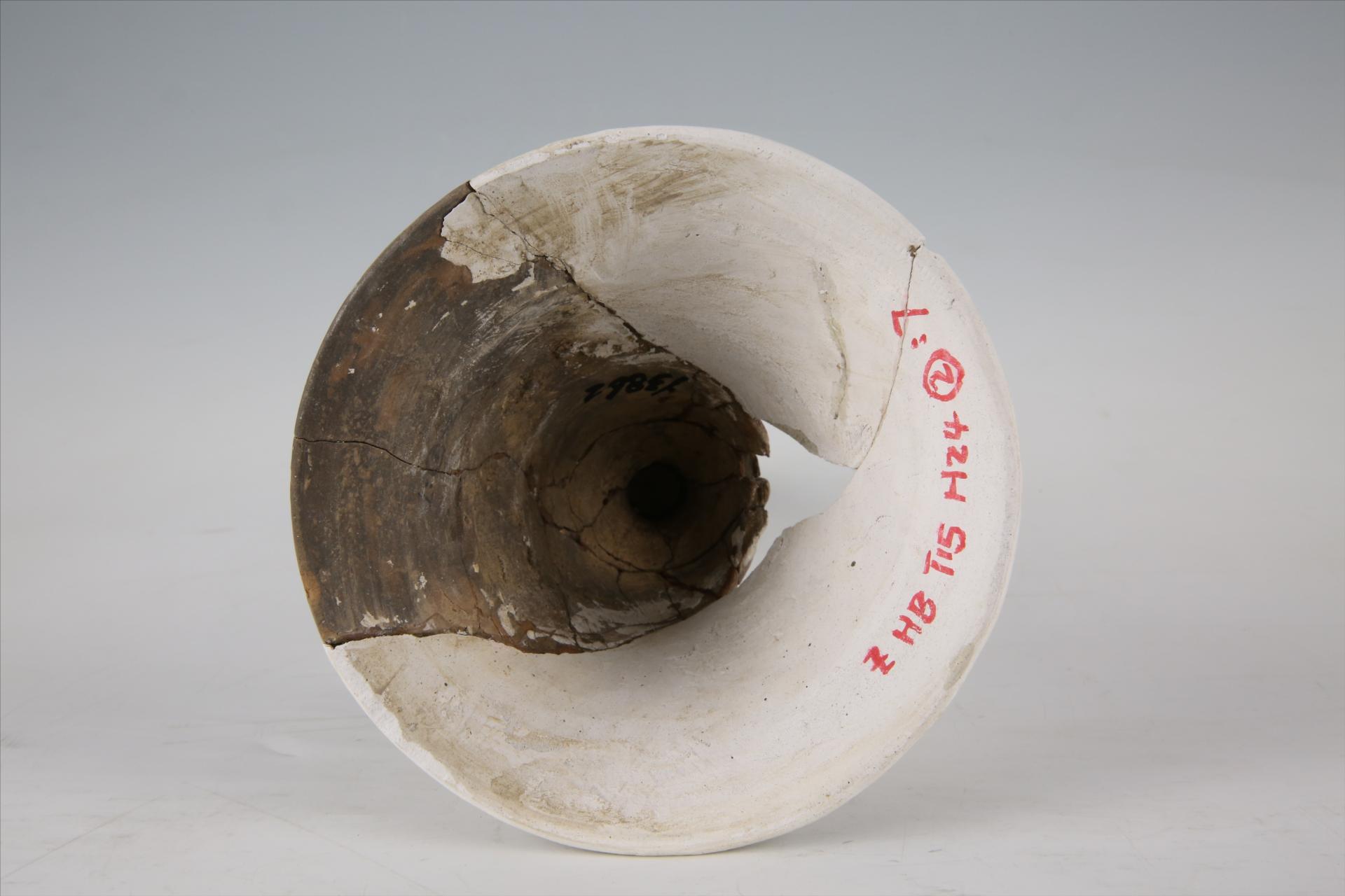 商喇叭状底座泥质红褐陶灯形器