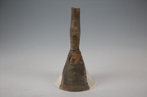 商喇叭状底座泥质红褐陶灯形器