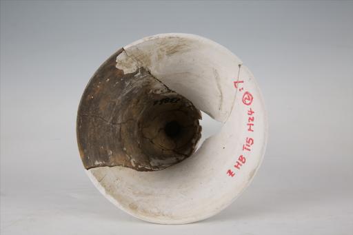 商喇叭状底座泥质红褐陶灯形器