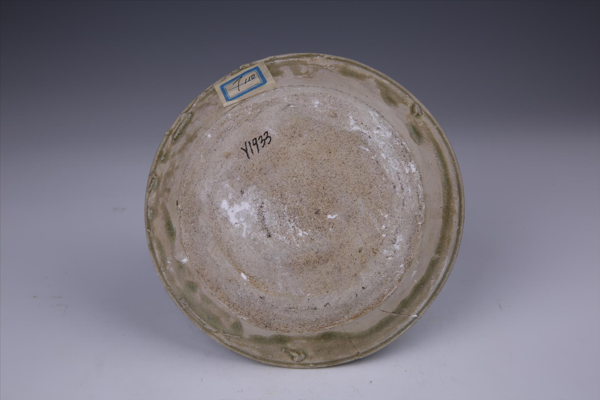 西晋盘托开片青釉瓷碗