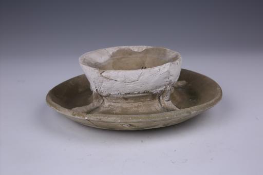 西晋盘托开片青釉瓷碗