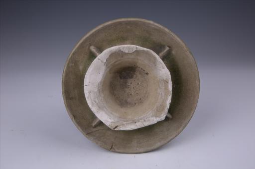 西晋盘托开片青釉瓷碗