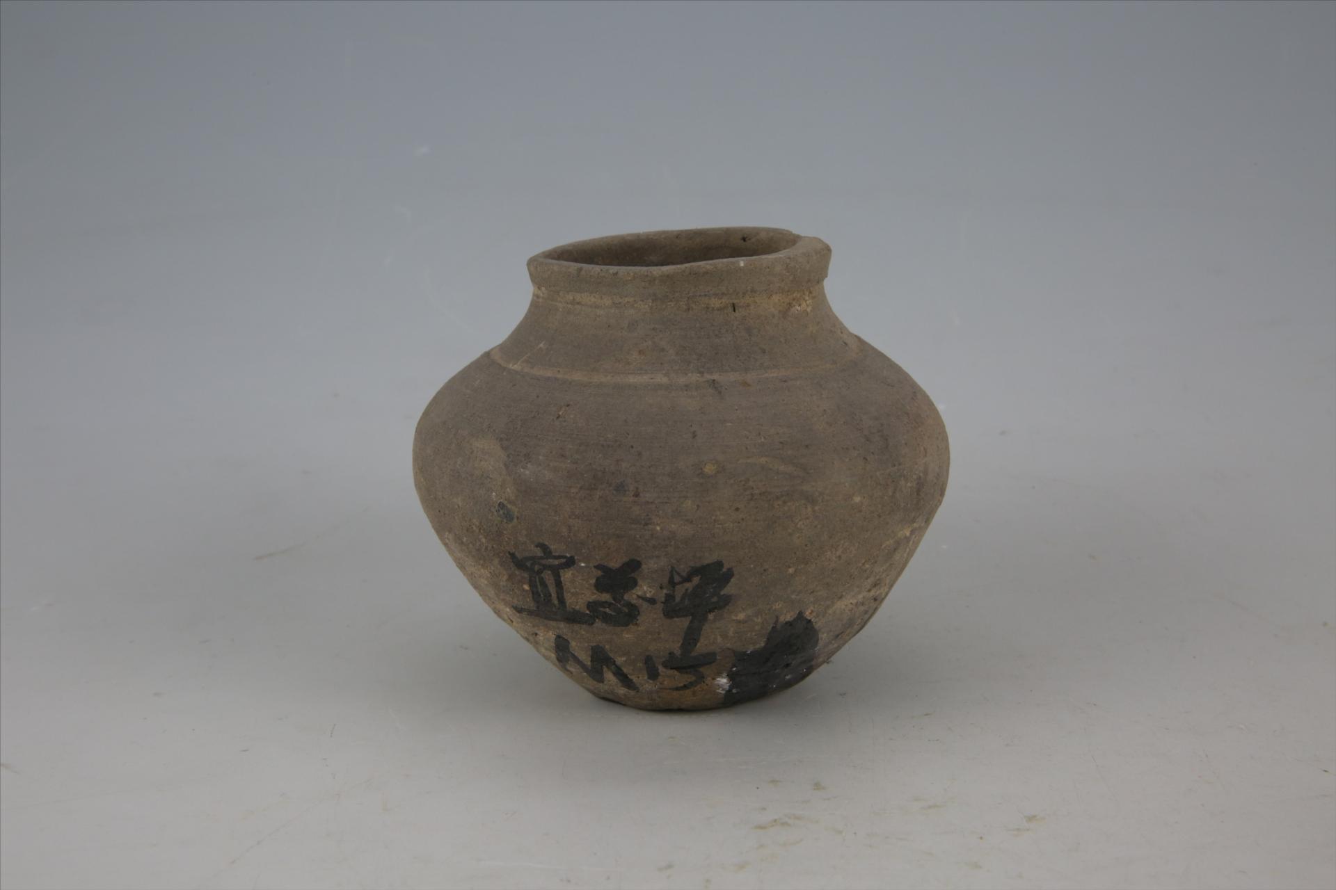 东汉侈口溜肩鼓腹平底凹弦纹夹砂灰陶罐