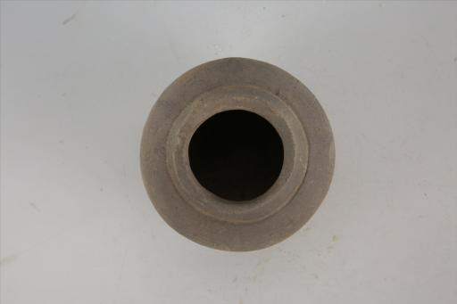 东汉侈口溜肩鼓腹平底凹弦纹夹砂灰陶罐