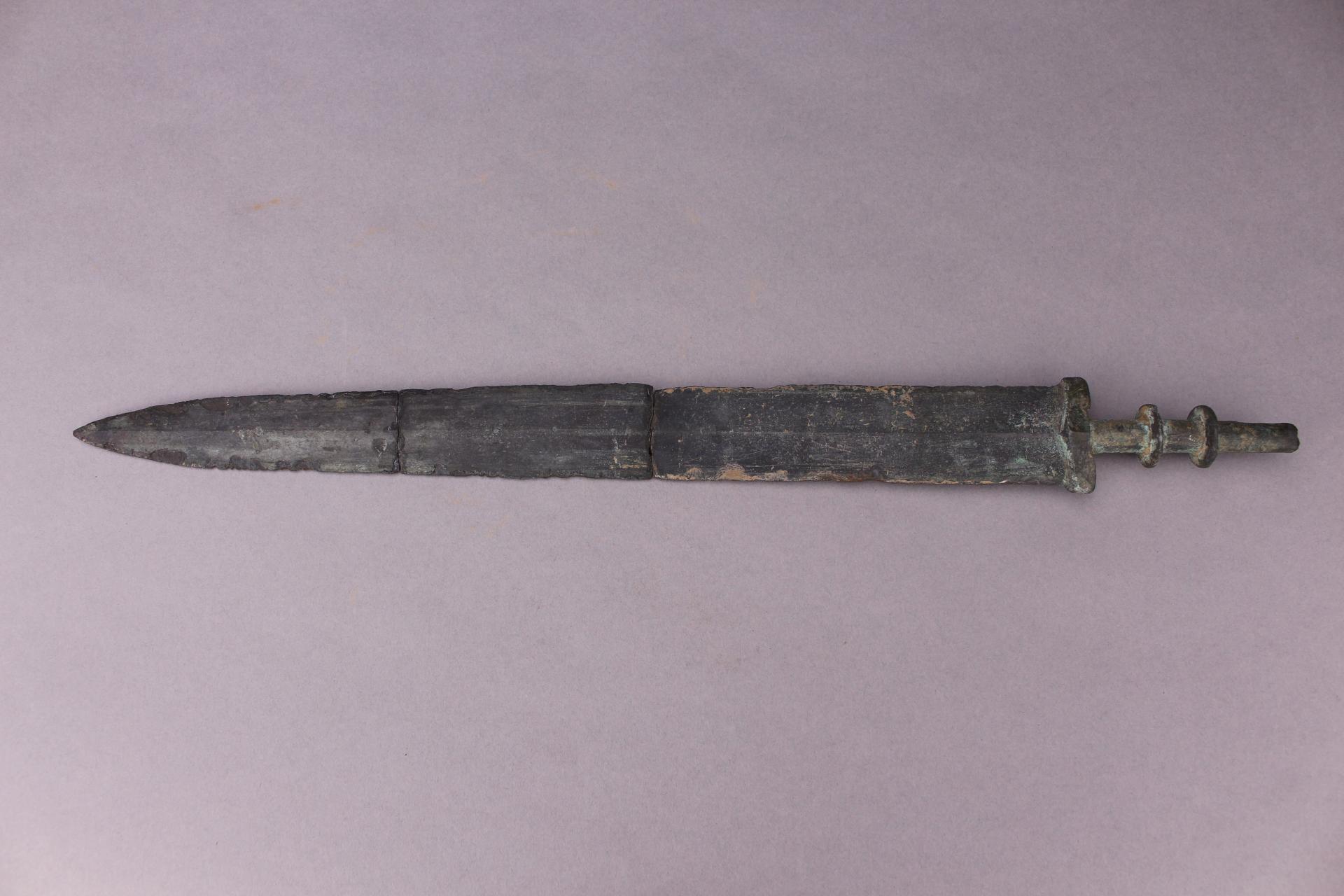 战国时期双箍窄格铜剑