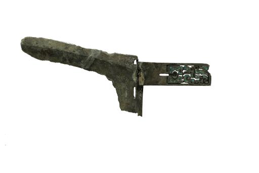 战国时期长沿长内卷云纹镶嵌绿松石铜戈