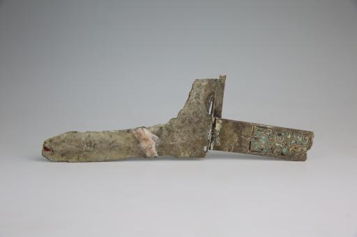 战国时期长沿长内卷云纹镶嵌绿松石铜戈