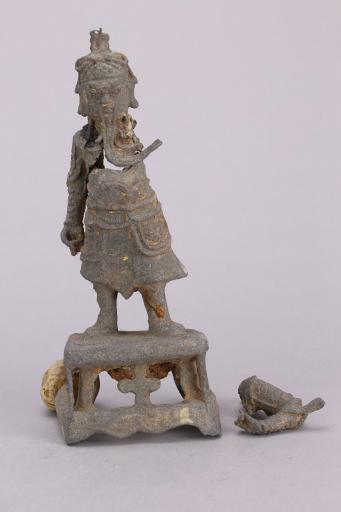 明镂空十字纹方座站姿武官铜像