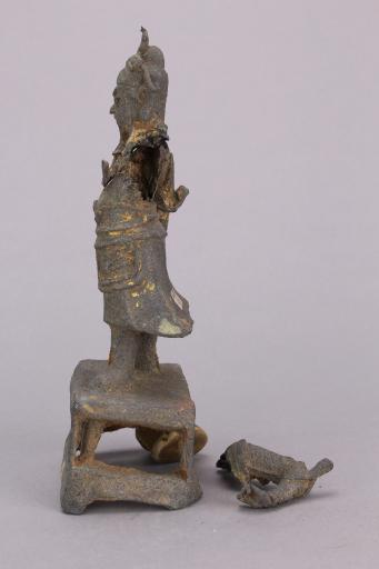 明镂空十字纹方座站姿武官铜像