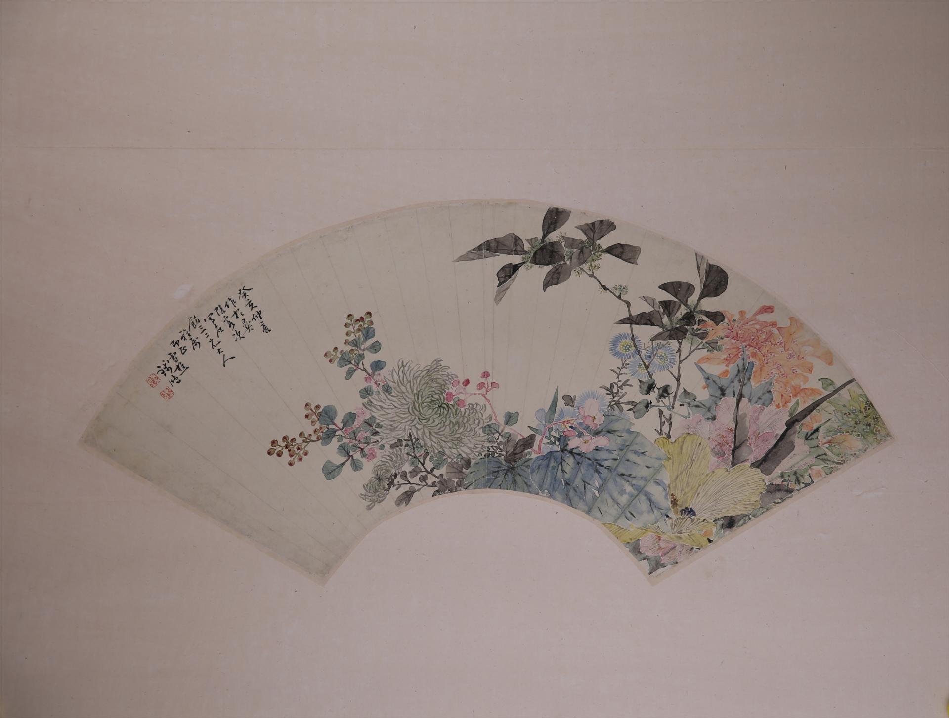 清钱鸿设色花卉图折扇面册