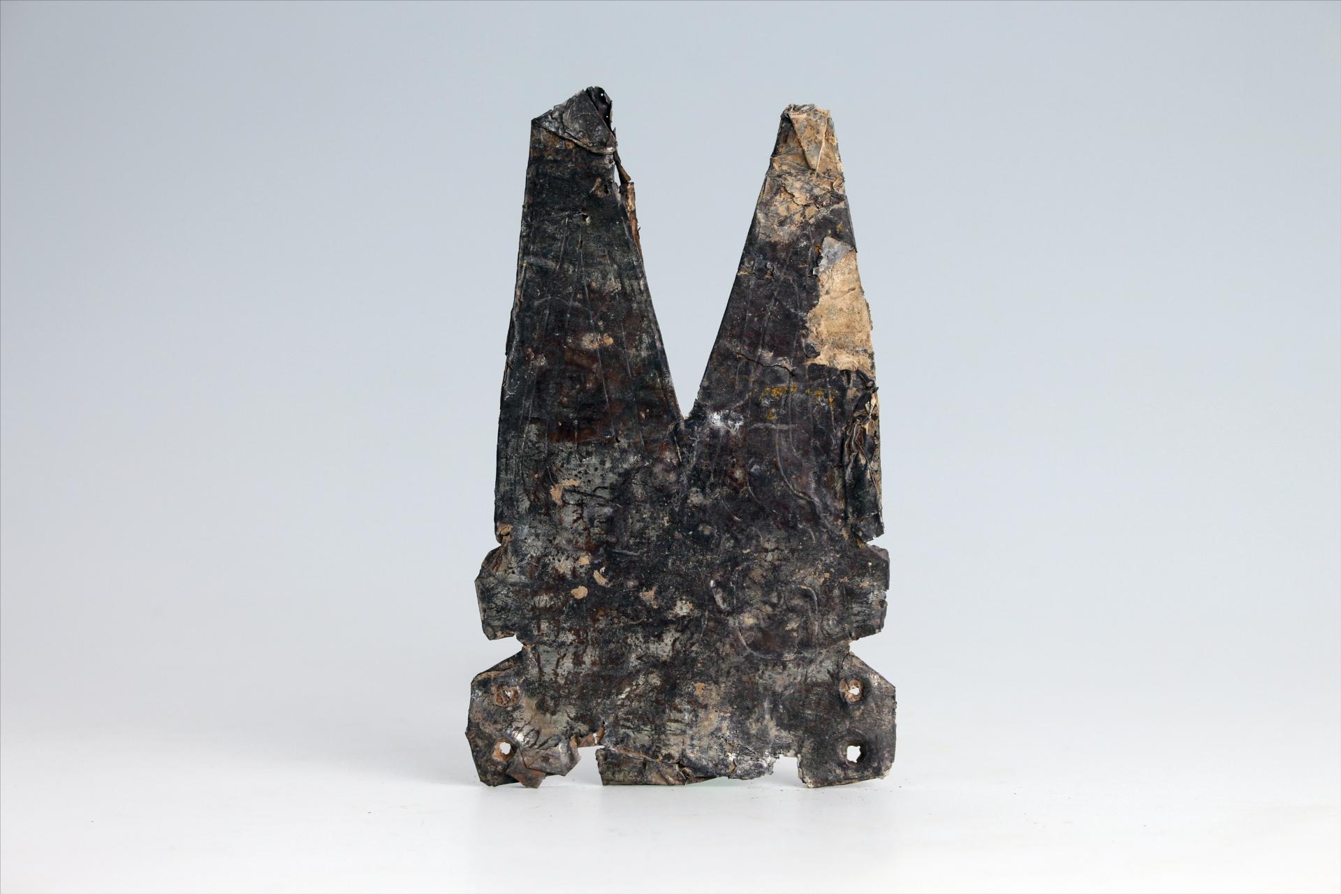 春秋时期齿顶燕尾形包锡箔锡饰片