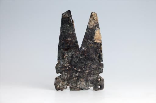 春秋时期齿顶燕尾形包锡箔锡饰片