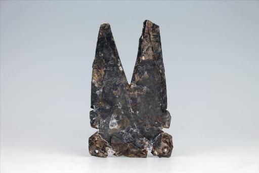 春秋时期齿顶燕尾形包锡箔锡饰片