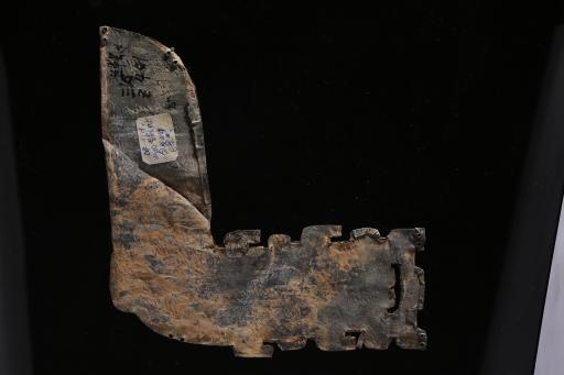 春秋时代曲尺形包锡箔锡饰片