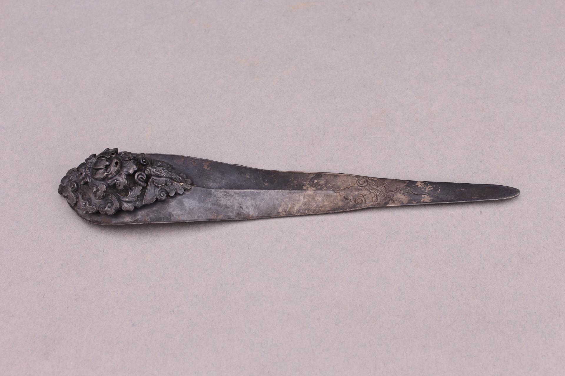 明扁形蝴蝶牡丹纹银簪