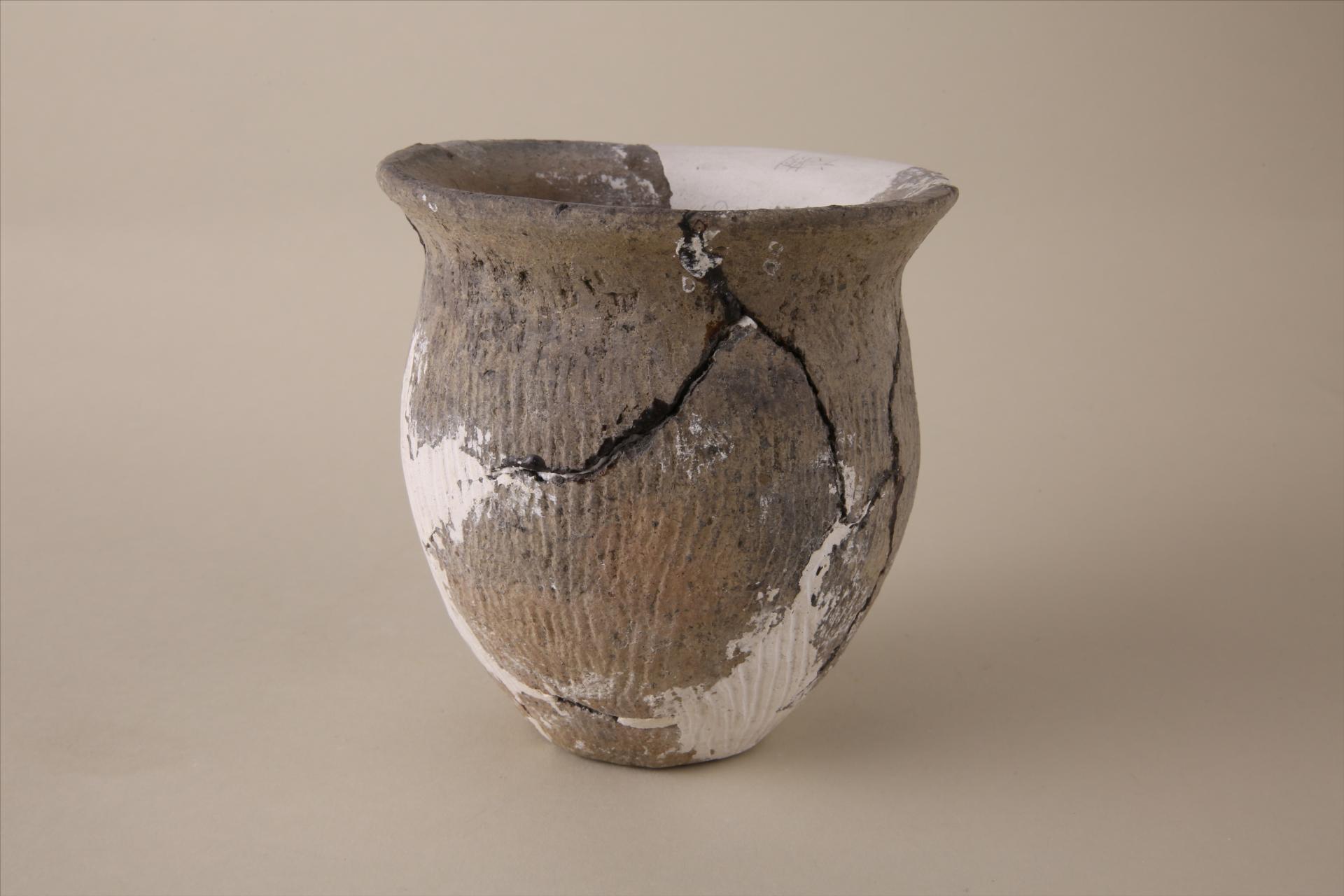 二里头文化侈口束颈弧腹平底绳纹夹砂灰褐陶罐