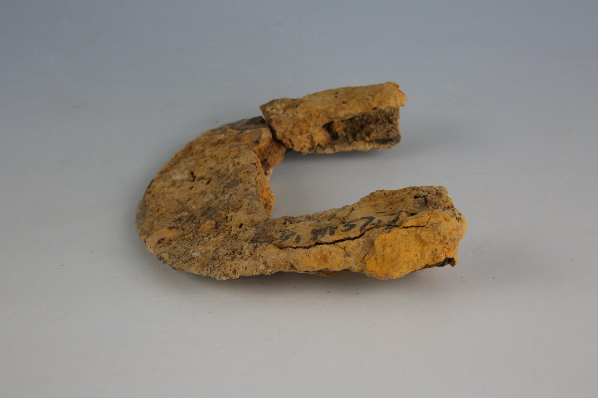 西汉U形弧刃铁锸