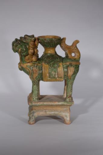 明三彩狮子形瓷灯盏