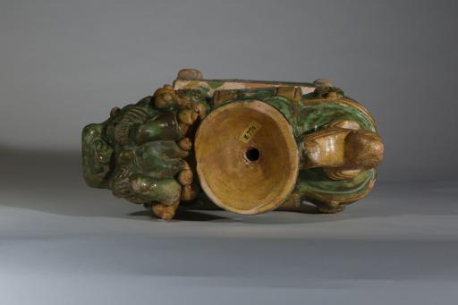 明三彩狮子形瓷灯盏