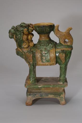 明三彩狮子形瓷灯盏