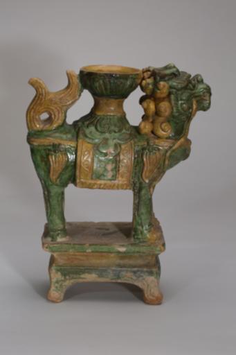 明三彩狮子形瓷灯盏