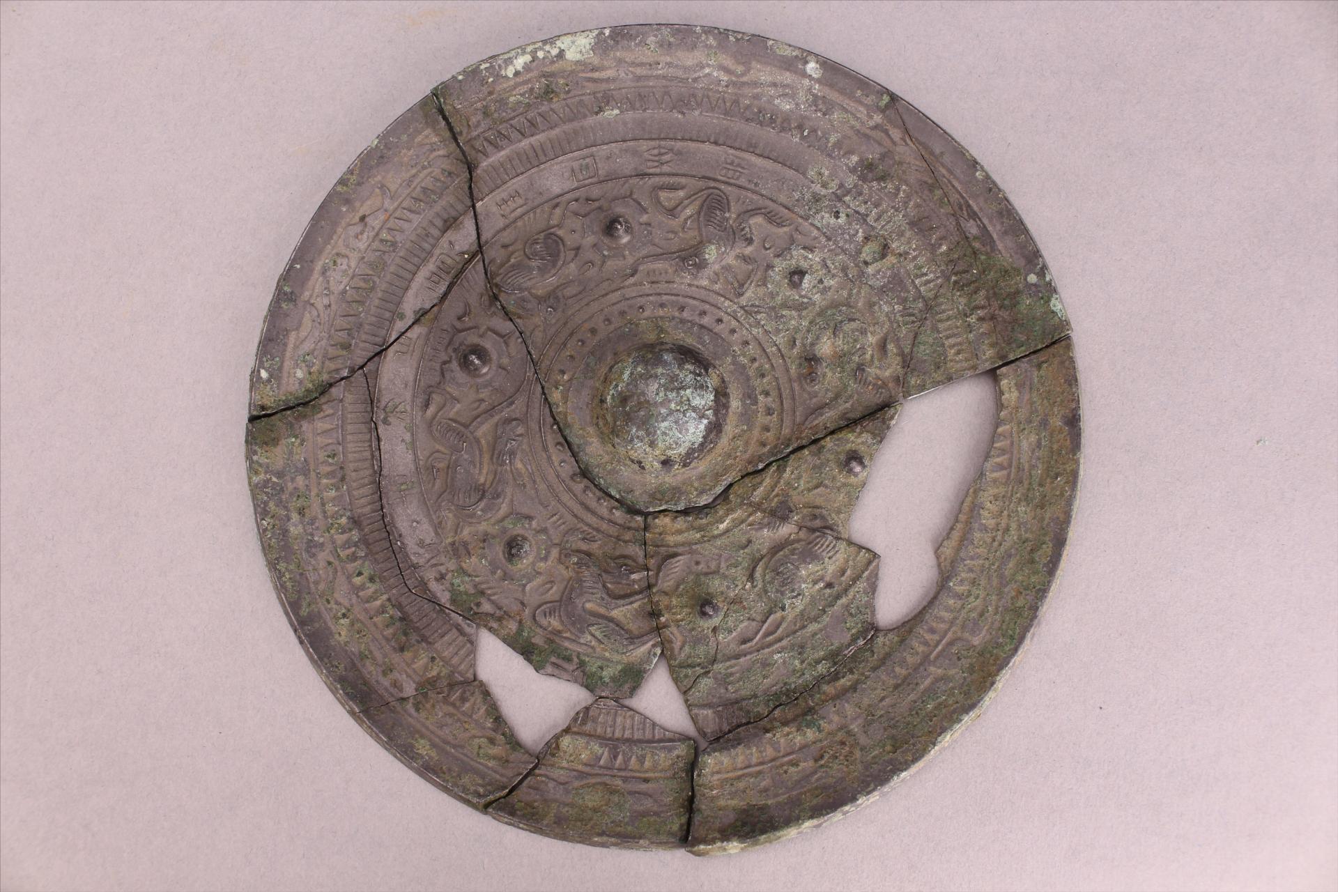 东汉圆钮龙纹铜镜