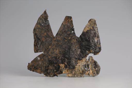 春秋时期齿顶三尾包锡箔锡饰片