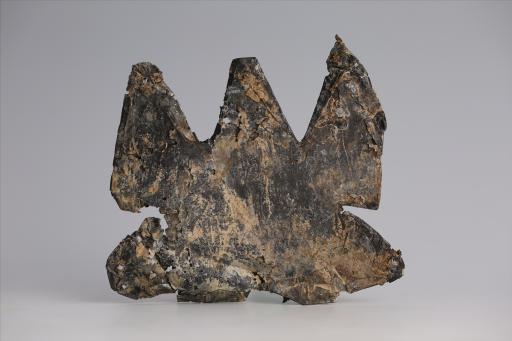 春秋时期齿顶三尾包锡箔锡饰片