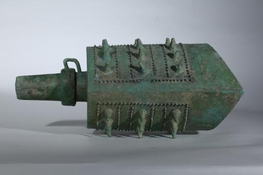 西周晚期乳丁云纹铜甬钟