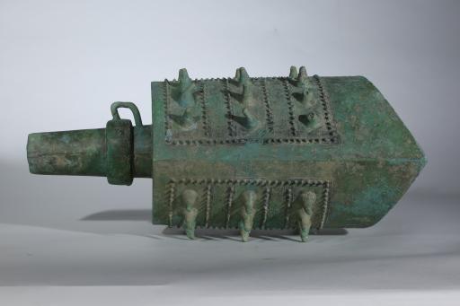 西周晚期乳丁云纹铜甬钟