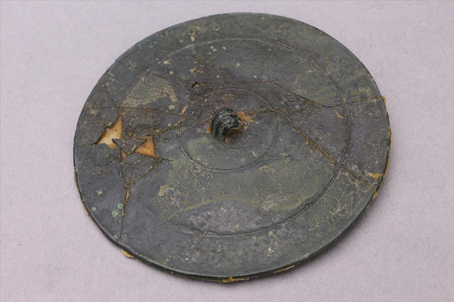 东汉拱形钮铜镜