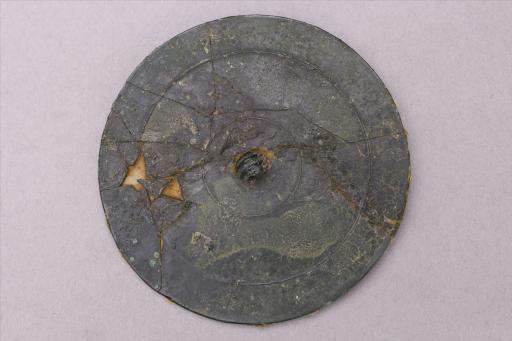 东汉拱形钮铜镜