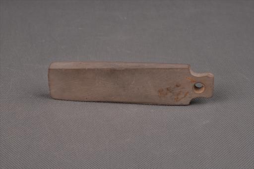 春秋时期长条形穿孔石柄形器