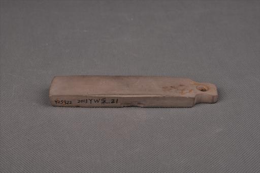 春秋时期长条形穿孔石柄形器