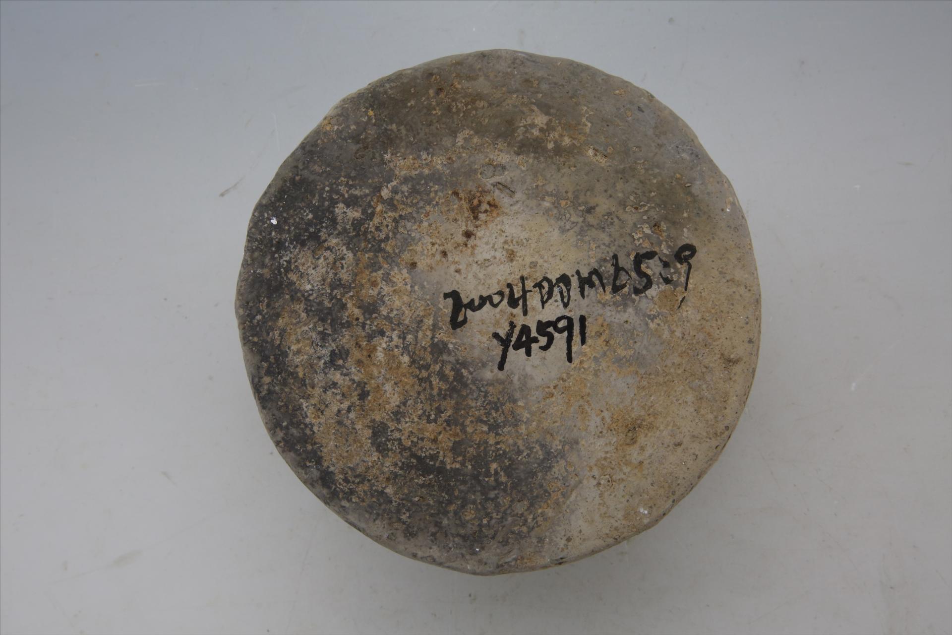 东汉敛口凹沿斜壁浅盘形盖夹细砂灰陶井