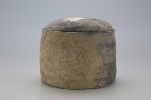 东汉敛口凹沿斜壁浅盘形盖夹细砂灰陶井
