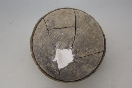 东汉敛口凹沿斜壁浅盘形盖夹细砂灰陶井