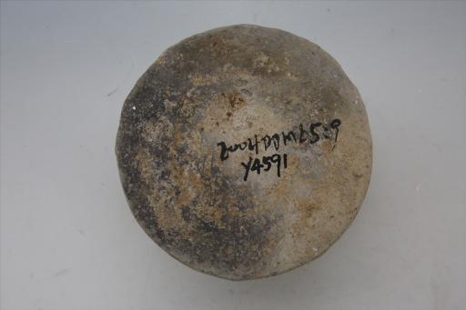 东汉敛口凹沿斜壁浅盘形盖夹细砂灰陶井