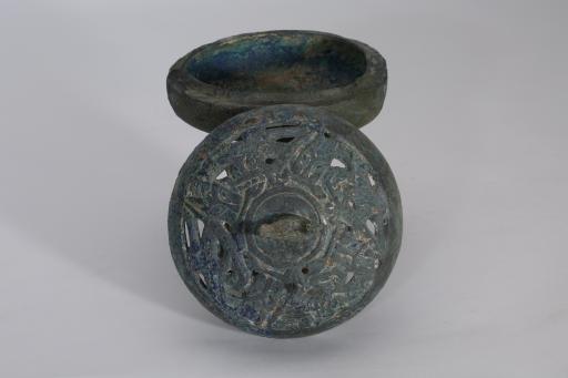 西汉鸟形盖钮圆盘底座铜熏