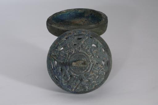 西汉鸟形盖钮圆盘底座铜熏