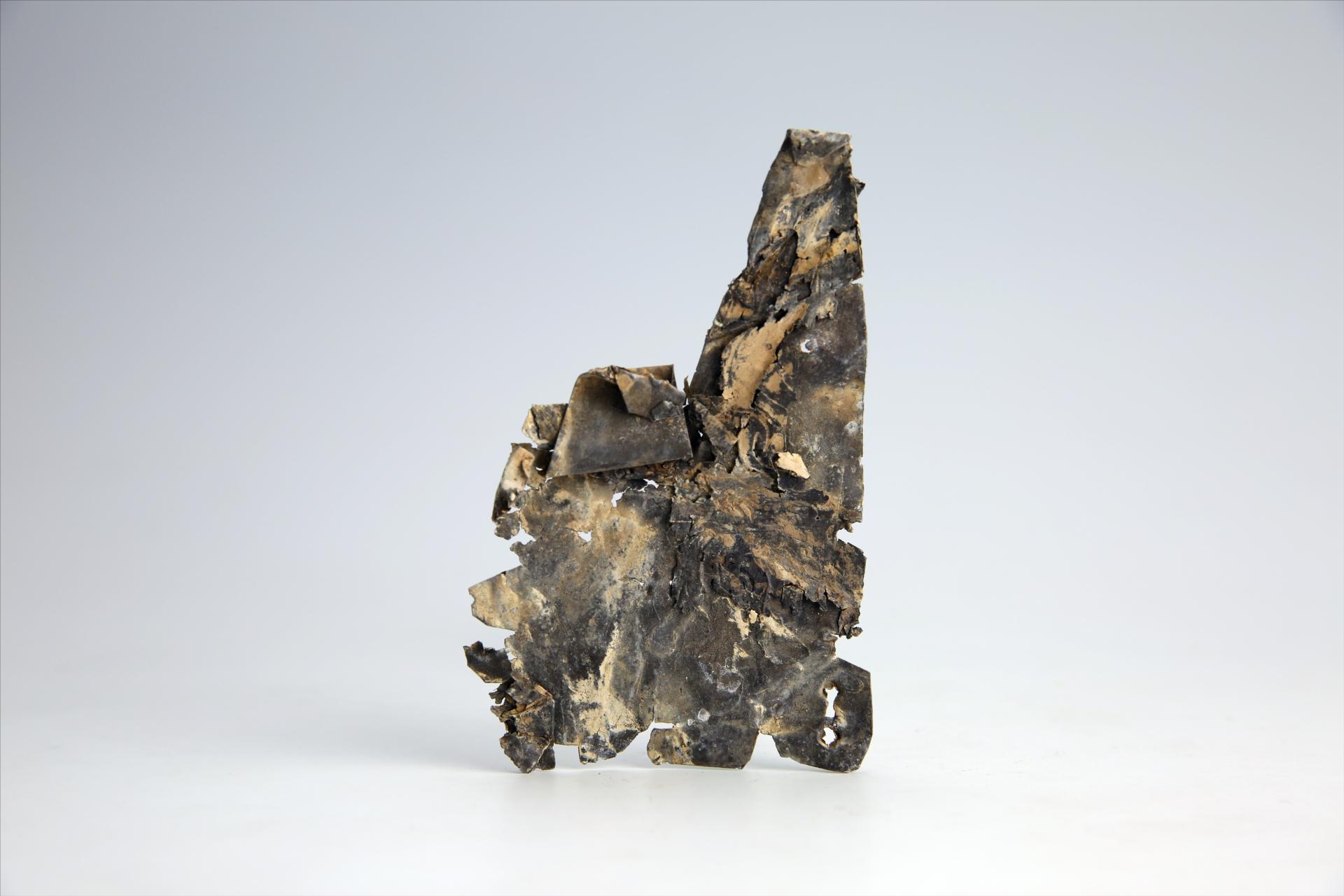 春秋时期齿顶燕尾形包锡箔锡饰片