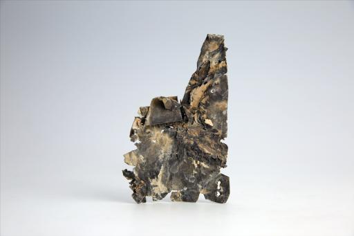 春秋时期齿顶燕尾形包锡箔锡饰片