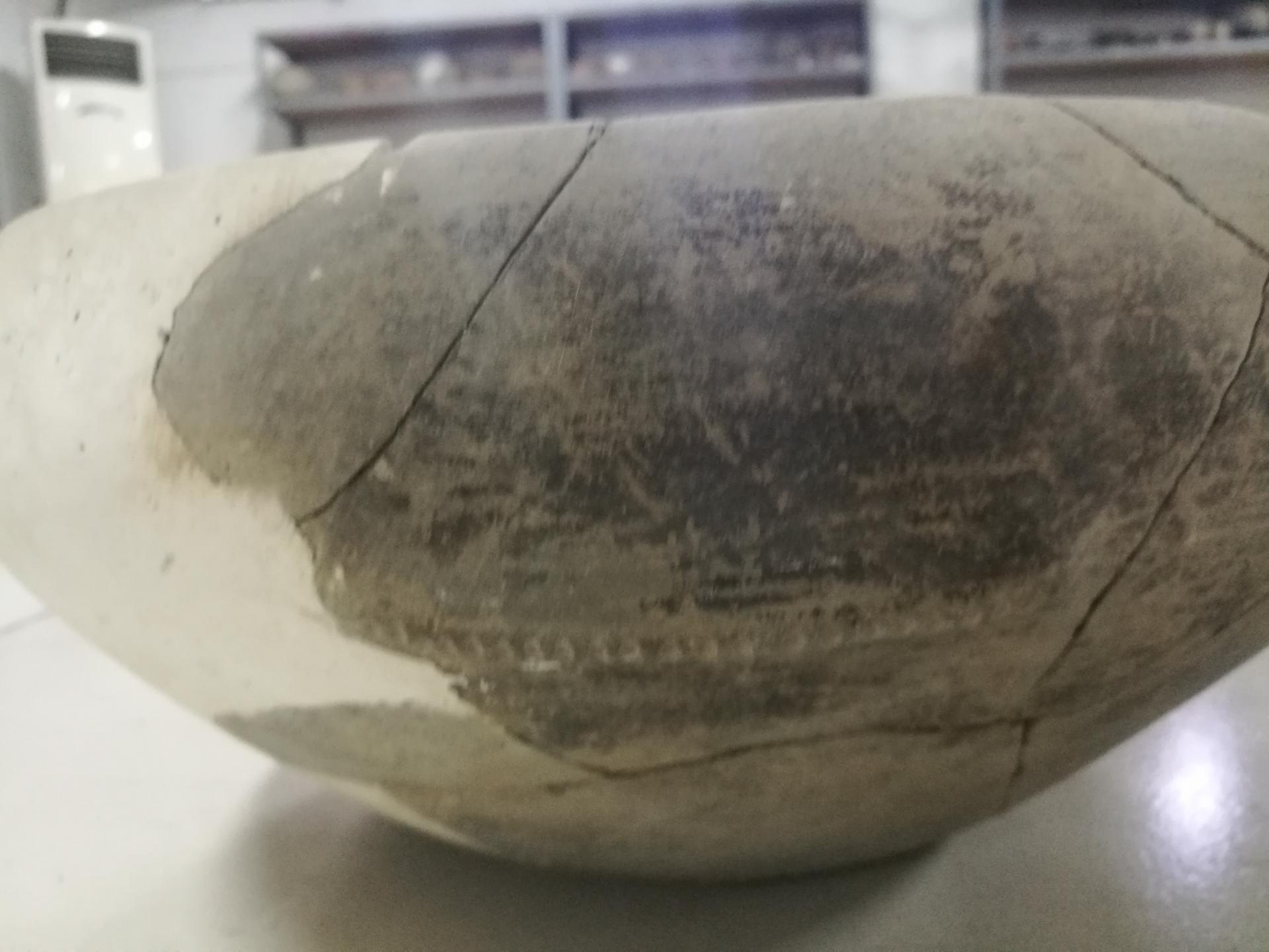 新石器时代屈家岭文化敛口扁耳夹砂灰陶钵