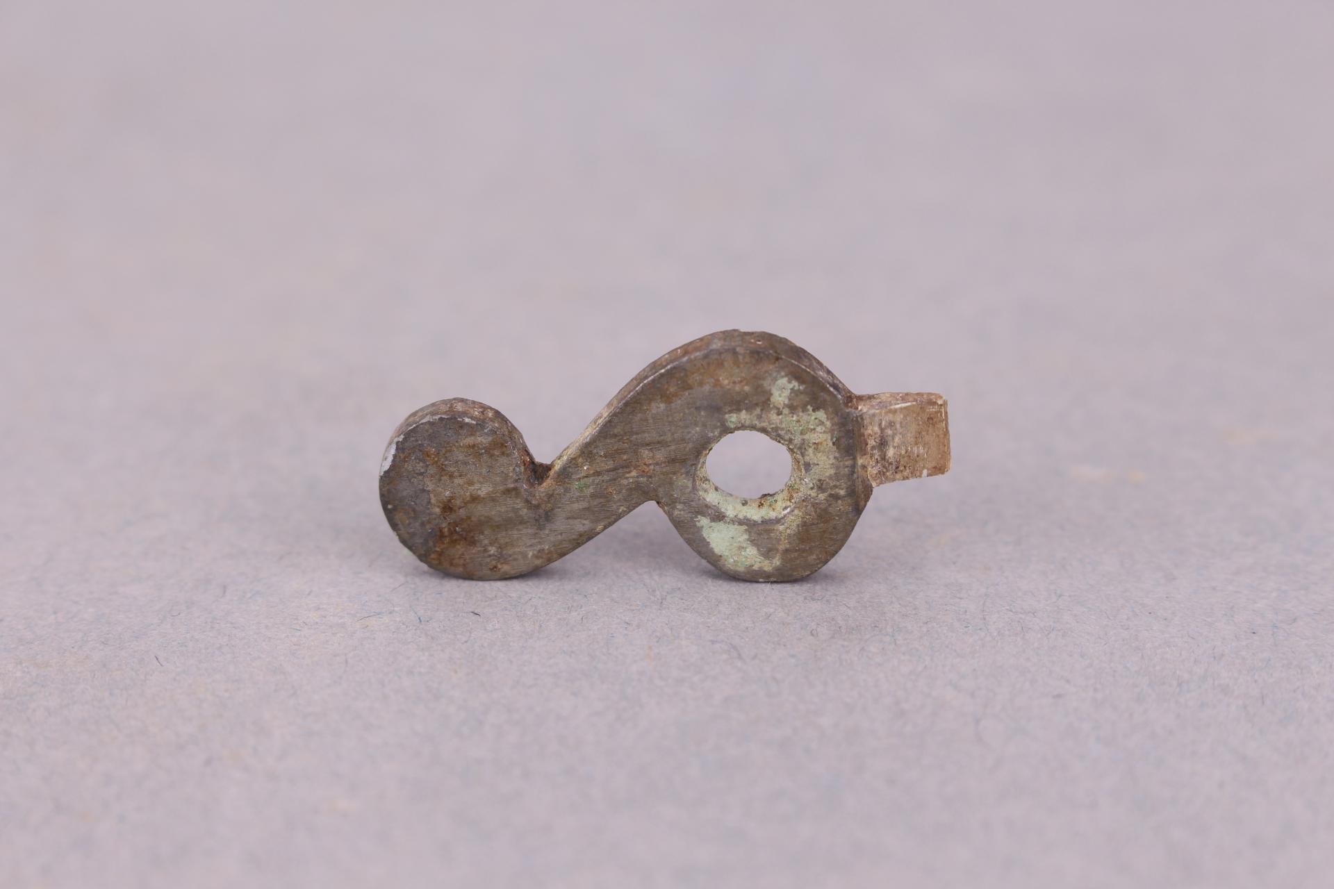 汉“S”形铜钮