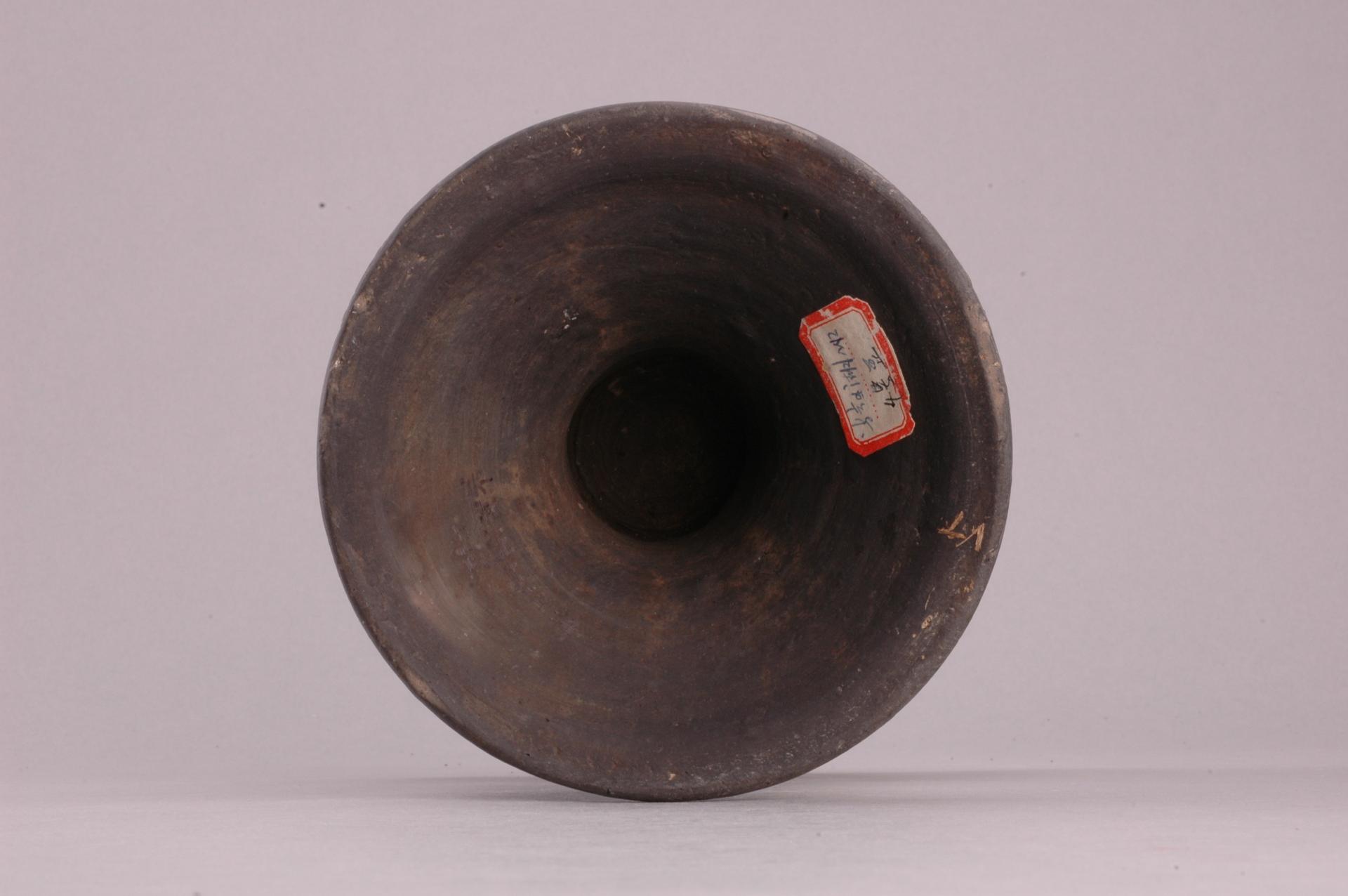 春秋时代高圈足罐状腹弦纹黑陶簋